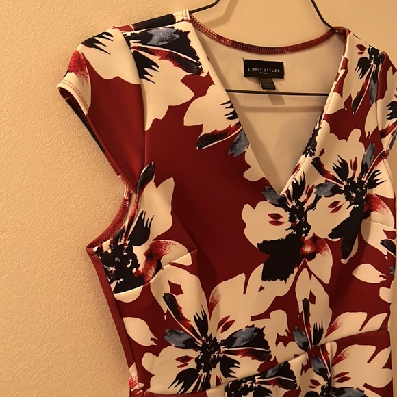 Beautiful great condition like new simply styled dress size small - Picture 4 of 7